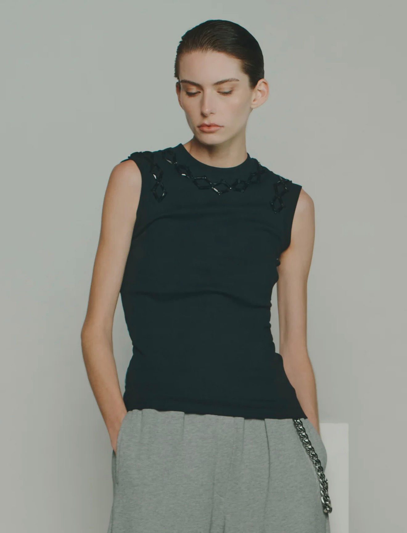 Top con ricamo collo e giro manica 