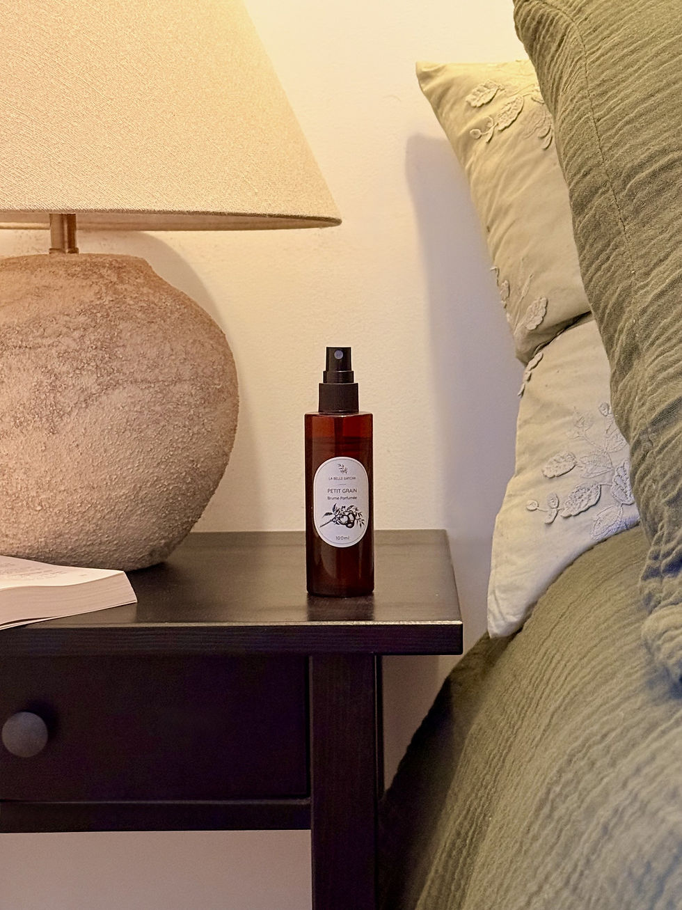 brume parfumée Petit Grain La Belle Datcha chambre table de nuit