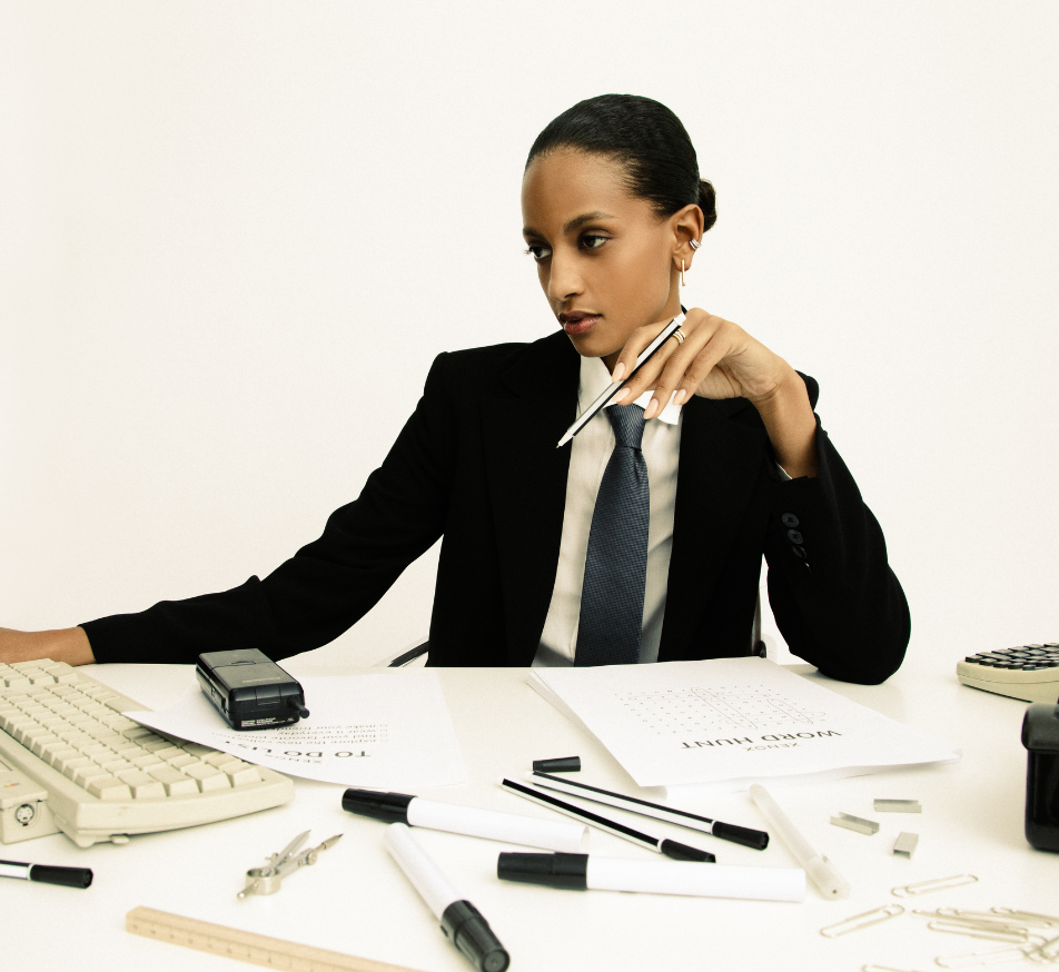 Bild mit Model und Schmuck von XENOX im Office-Stil