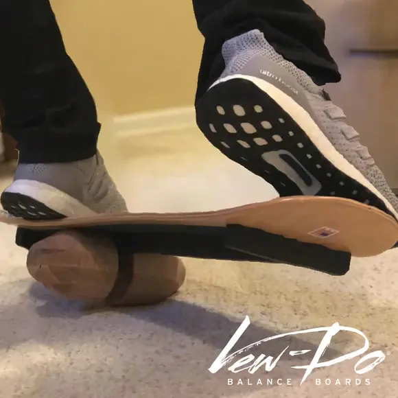 Miniaturbild: Vew-Do Flow  Balanceboard mit Rolle am balancieren mit Logo-Tag