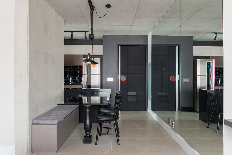 Sala de Jantar. Projeto de interiores para apartamento em um maxhaus em São Paulo pela arquiteta Beatriz Castanho