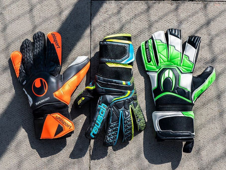 QUAL FOI A PRIMEIRA MARCA A USAR O CORTE ROLL/NEG EM LUVAS DE GOLEIRO?