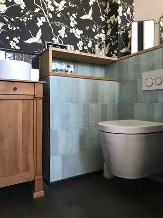 décoration toilettes wc papier peint effet zellige rétro récup  chêne faïence Artisan Equipe Ceramica zellige