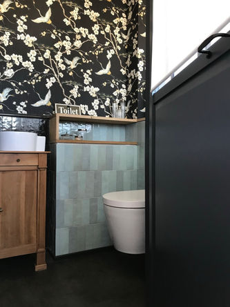 décoration toilettes wc papier peint effet zellige rétro récup  chêne faïence Artisan Equipe Ceramica zellige