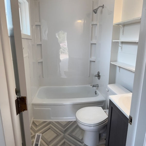 bathroom with tub/shower