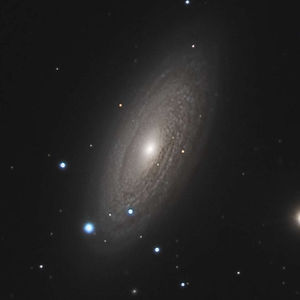 Malgré son aspect de spirale flocculente, il y a bien une petite barre dans cette galaxie.