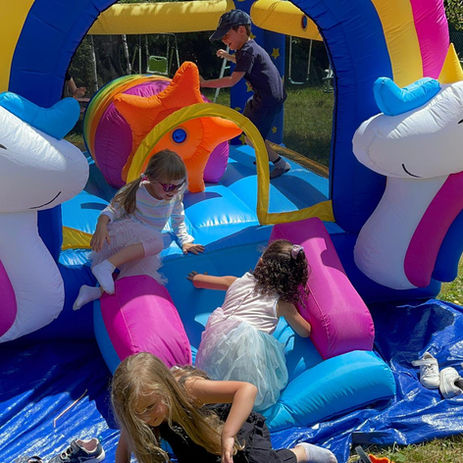 structure-licorne-enfants-jouent.jpeg