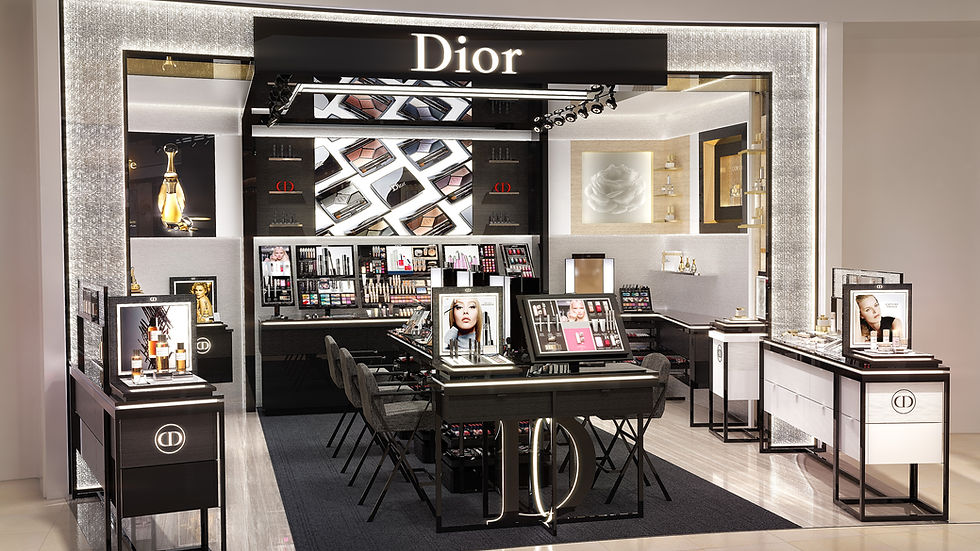 Boutique Dior élégante avec produits cosmétiques exposés. Écrans affichant visages et palettes. Décor moderne et lumineux, ambiance sophistiquée.