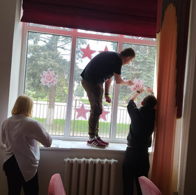 Оформление окон в колледже.jpeg