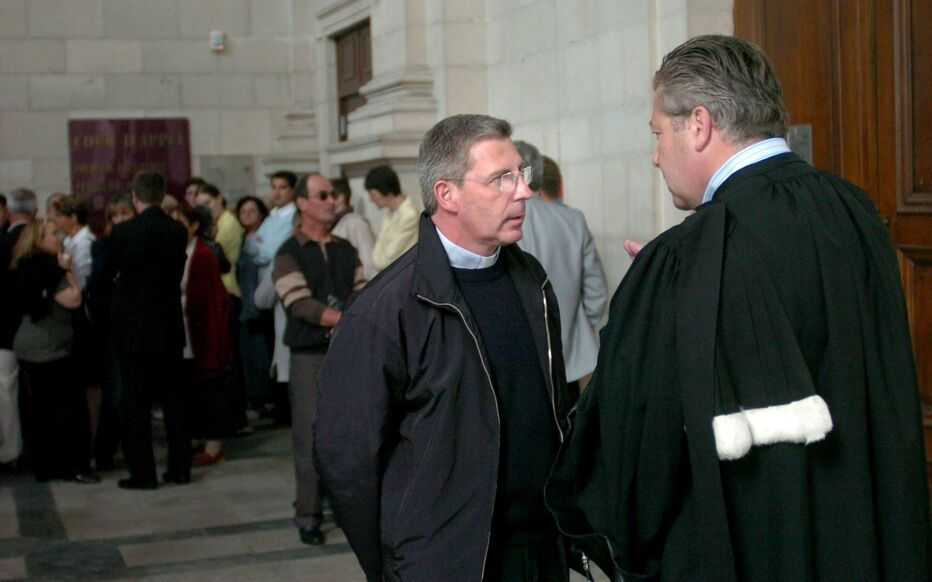 L'abbé Dominique Spina, ici avec son avocat lors de sa condamnation en appel, en 2006 @Sud-Ouest Alain Guilhot
