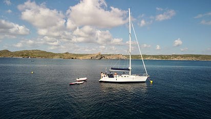 Alquiler de velero con patrón | Alquiler de velero por Menorca | Salidas en velero en Es Grau | Excursiones en barco | Salidas en barco desde Es Grau | Baleares | España