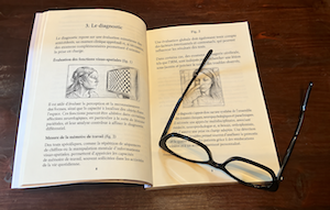 Livre ouvert illustrant des conseils pratiques pour vivre avec une maladie chronique