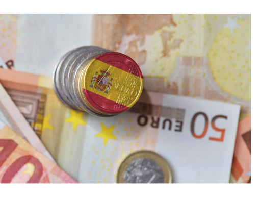 ערימת מטבעות אירו על רקע דגל ספרד ושטרות כסף, המייצגת רווחיות ומיסוי אופטימלי בקבוצת משקיעים נדל"ן בספרד.