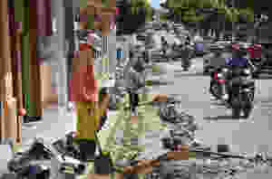 homens trabalhando na rua 15 de novembro, cavando uma vala do lado esquerdo da rua para passagem da rede de fibra óptica.
