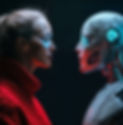 Frau in rotem Pullover blickt einem humanoiden Roboter mit leuchtenden Augen gegenüber, symbolisiert Mensch-Maschine-Beziehung