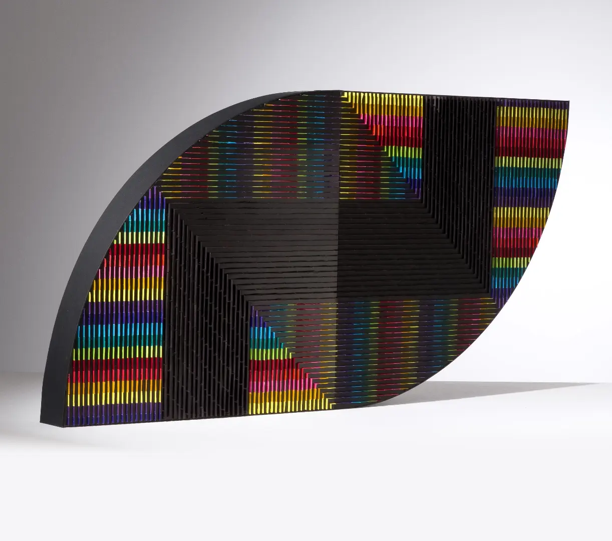 Œuvre d'art abstraite avec des motifs colorés et géométriques, Galerie Mourier.