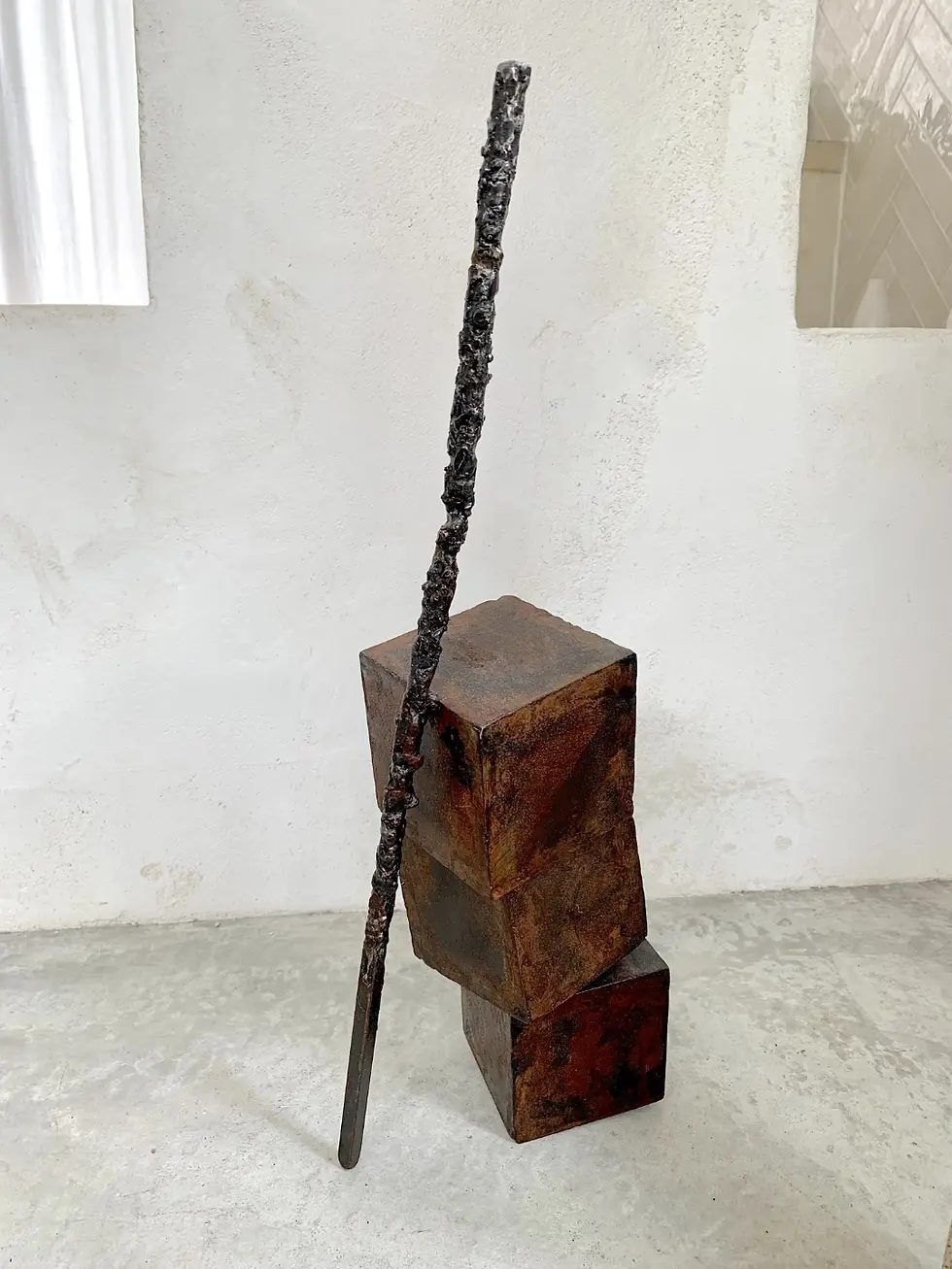 Sculpture en bois sombre Chute II par Jean-François AUBER sur deux blocs