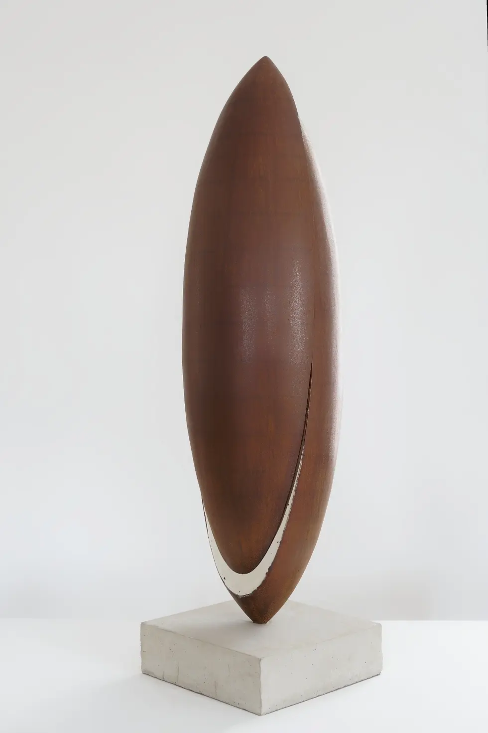 Sculpture en bois marron avec une ligne blanche, Galerie Mourier.