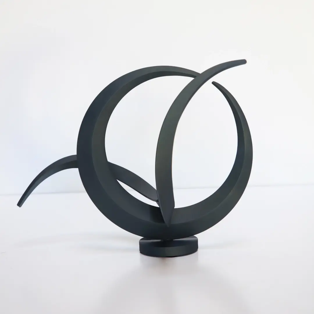 Oeuvre d'art noire sur socle. sculpture metal  Galerie Mourier