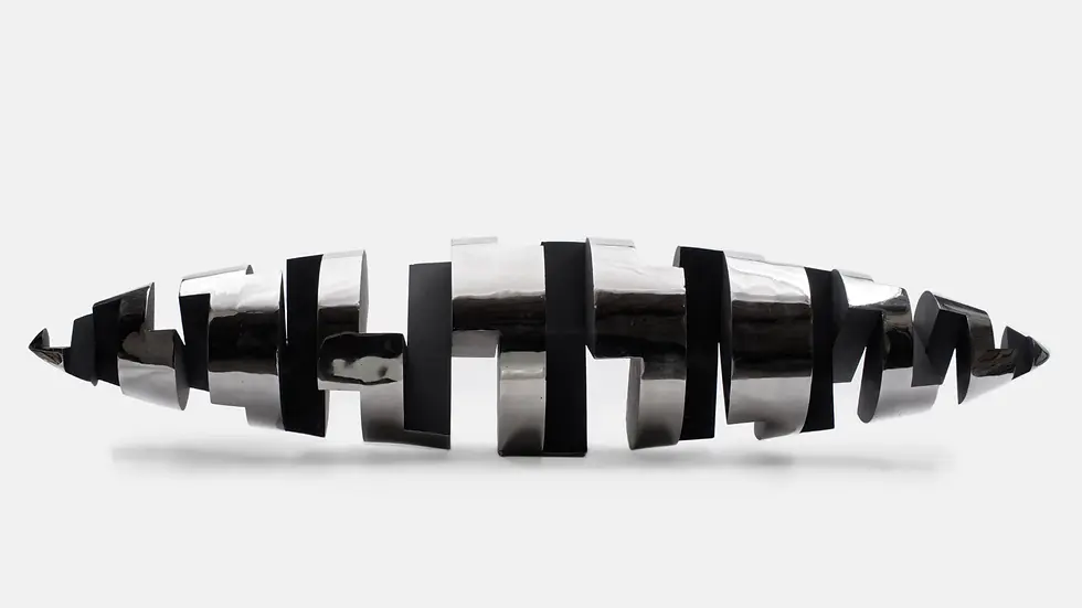 Bracelet argenté et noir, design géométrique, sur fond blanc. Galerie Mourier.