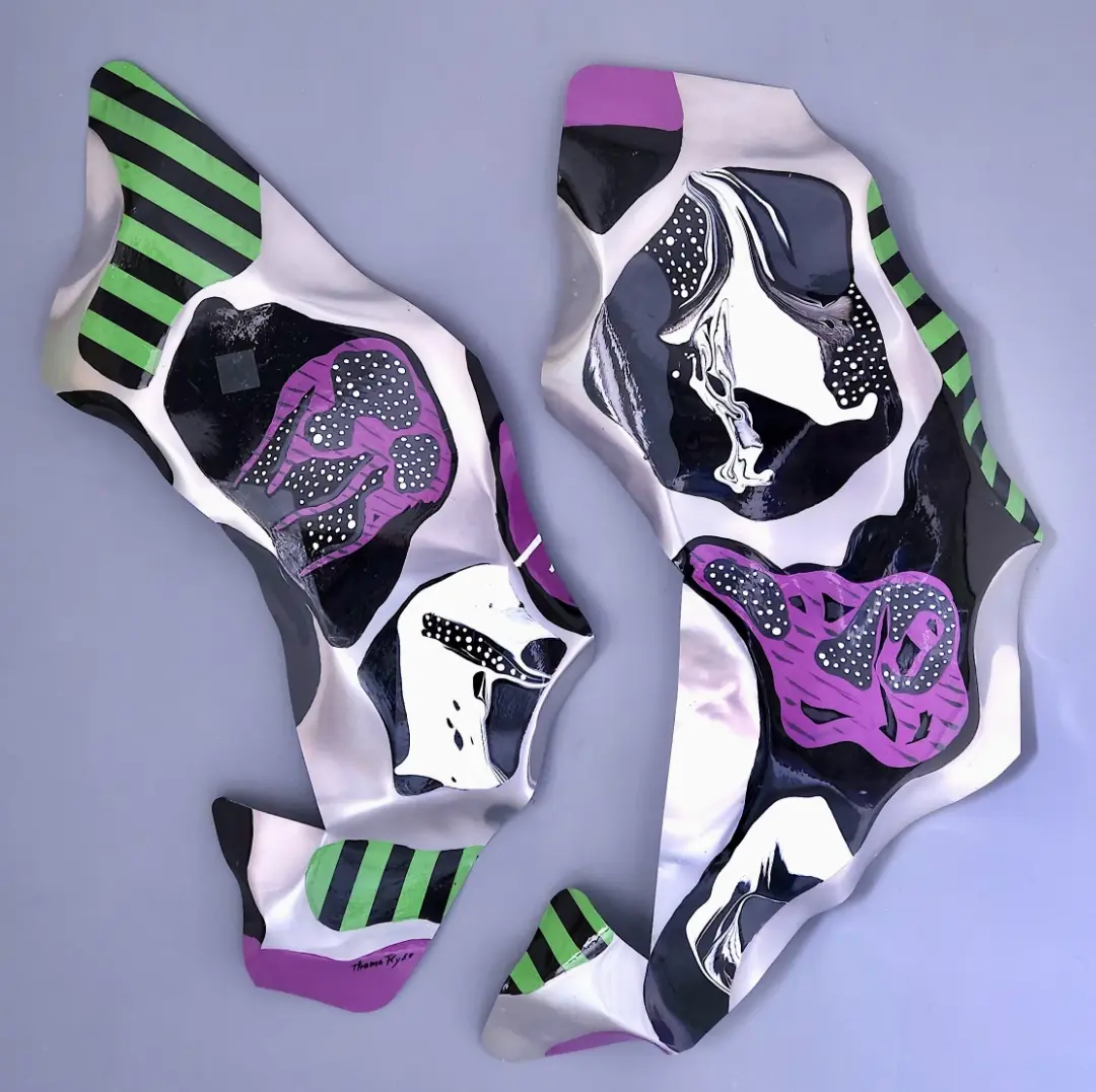 Deux sculptures abstraites avec des motifs noirs, blancs, roses et verts. Galerie Mourier