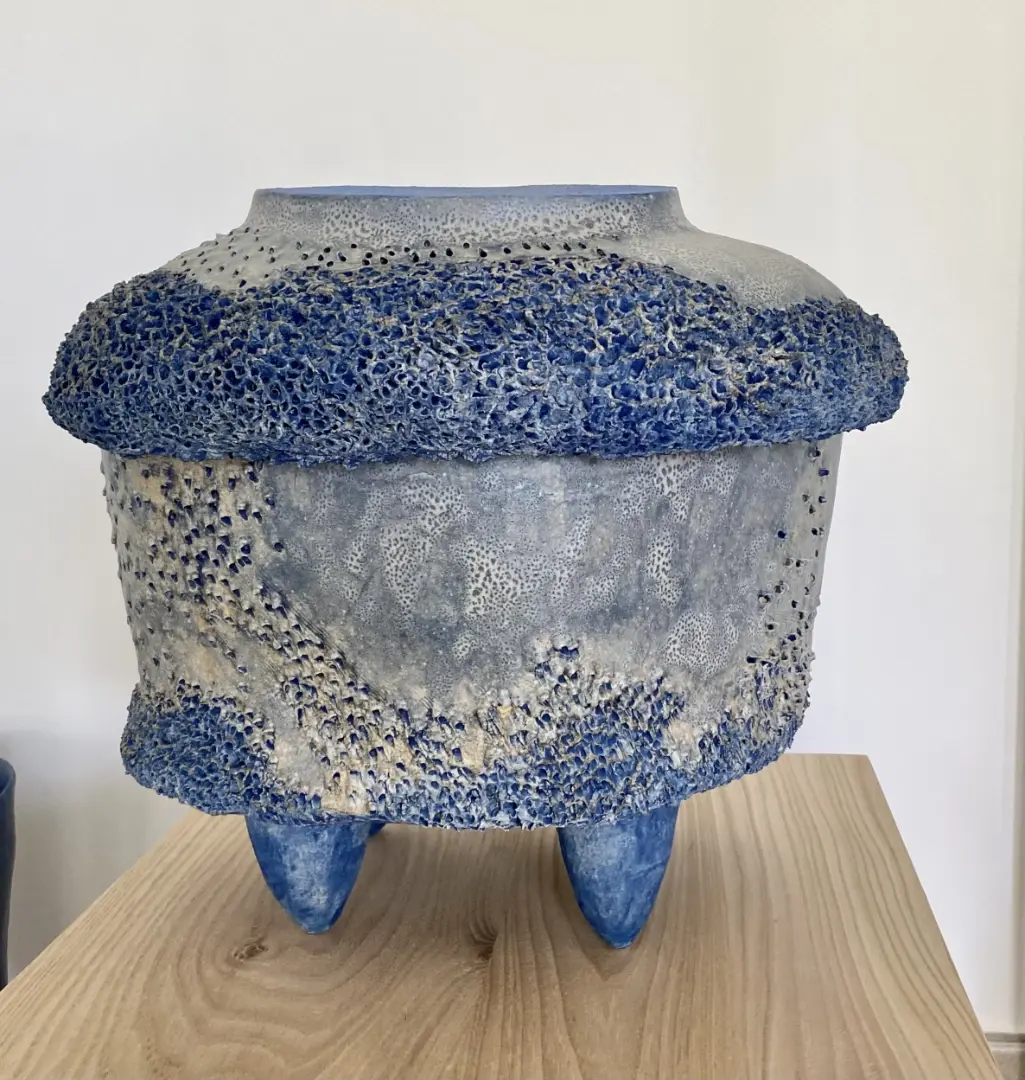 Poterie bleue et grise, Chute III par Jean-François AUBER, sur une table Galerie Mourier