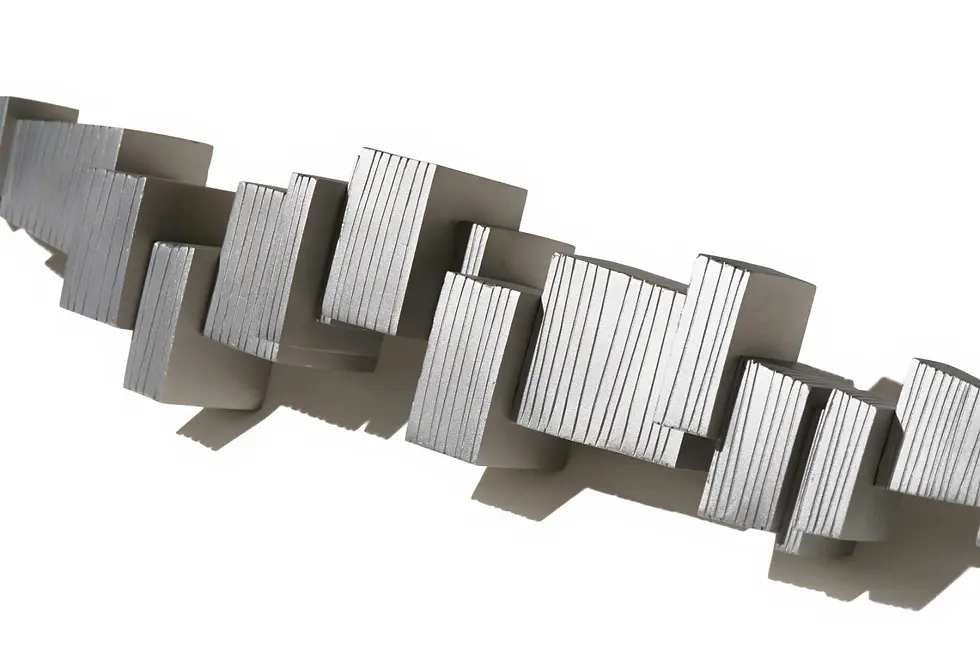 Thumbnail: Sculpture géométrique abstraite avec des blocs en métal.  Galerie Mourier