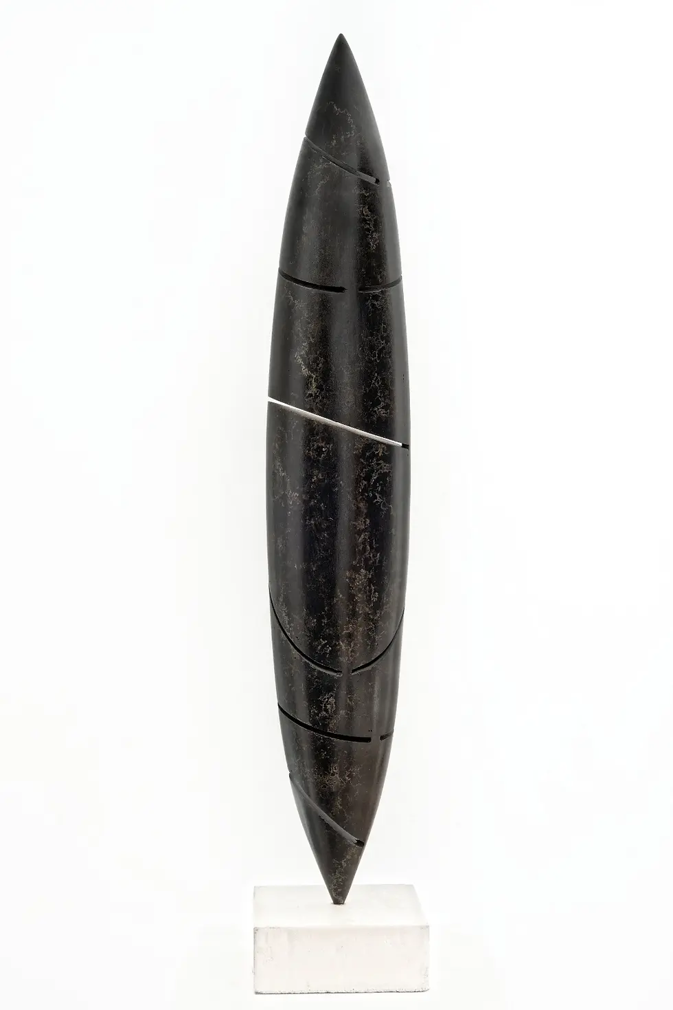 Sculpture noire et ovale aux lignes géométriques, Galerie Mourier. Fond blanc.