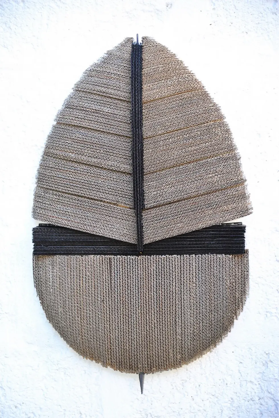 Sculpture en carton couleur naturel et noir sur bois par Pierre Ribà . Galerie Mourier.