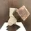 Miniature : Sculpture de blocs géométriques équilibrés sur une surface blanche, Galerie Mourier.