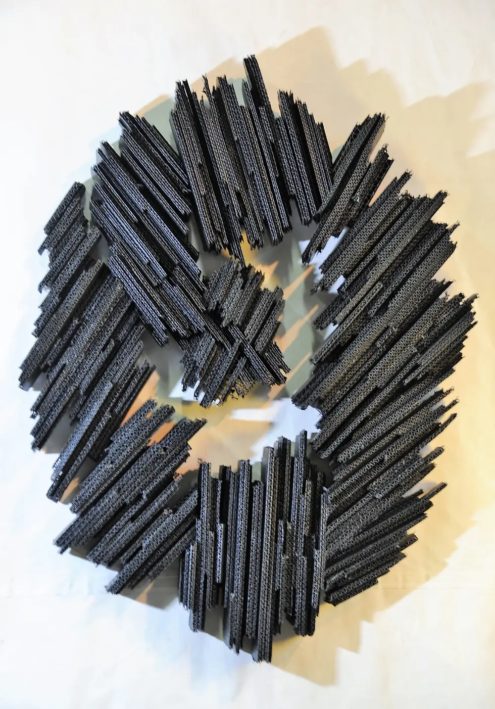 Oeuvre abstraite noire en carton avec des formes géométriques, Galerie Mourier, art contemporain