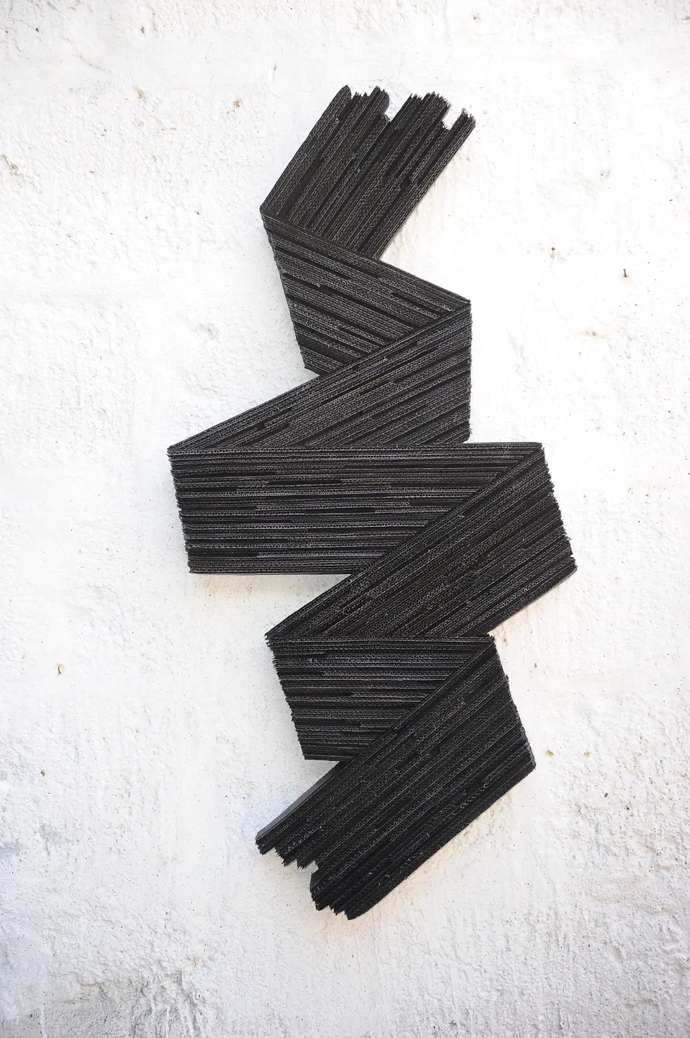 Sculpture murale en carton noir du sculpteur Pierre Ribà, Galerie Mourier, forme géométrique