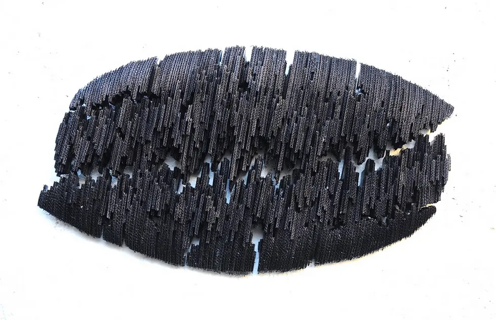 sculpture noire en carton sur fond blanc. Détails et découpe intéressants.