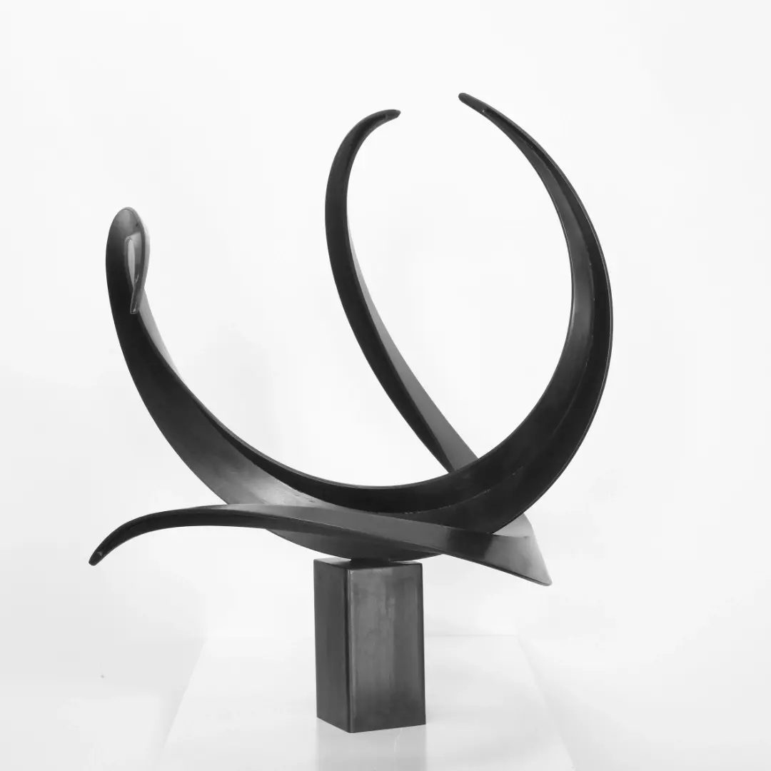 Sculpture abstraite noire, vue de face, dans une galerie d'art. Galerie Mourier