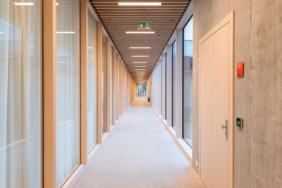 Aus sicherheitstechnischen Gründen wurden diverse Härtungsmassnahmen an Türen und Fenster realisiert. Bestehende Fenster und Türen erscheinen neu mit modernen Beschlägen, welche den hohen ästhetischen und sicherheitstechnischen Anforderungen genügen. Antike Beschläge wurden soweit möglich weiterverwendet und wo nötig angepasst. An Standorten mit sehr hohen Sicherheitsanforderungen wurden Türelemente neu angefertigt und nach denkmalpflegerischen Aspekten konstruiert.
Auftragsumfang / Ausgeführte Arbeiten
– Bestehende Fenster und Türen sicherheitstechnisch aufwerten
– Neue Türen mit denkmalpflegerischen Anforderungen (Reproduktion gemäss Bestand)
– Neue Türen mit hohen Sicherheitsanforderungen (RC3)
– Bestehende Türen mit neuem Türbeschläge ausrüsten (Garnituren, Motorenschlösser)