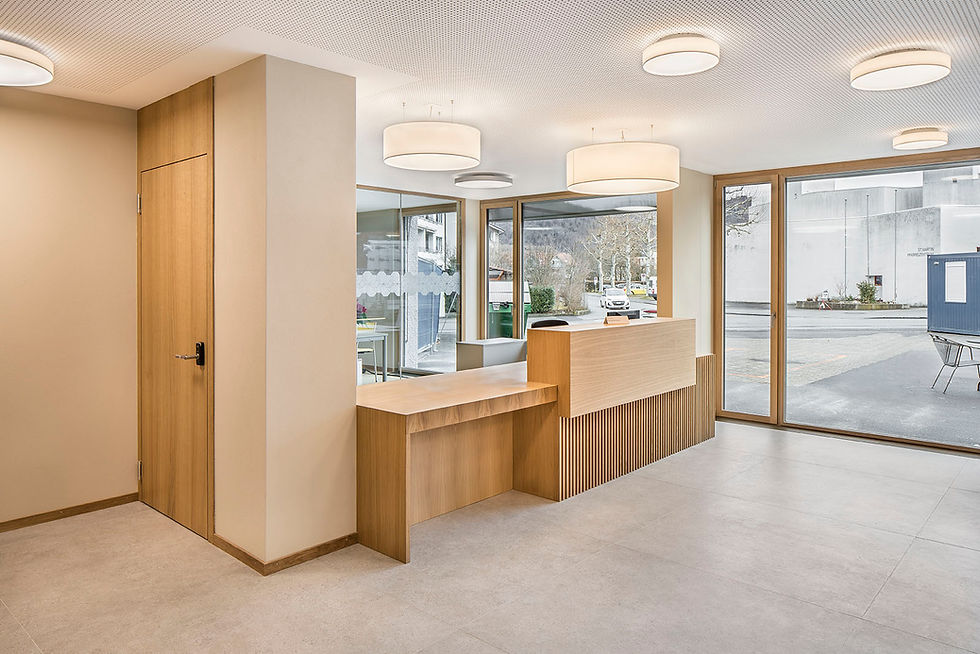 Das Martinzentrum Thun ist ein moderner Neubau eines Pflegeheims mit klarer, zeitgemässer Architektur. Grosszügige Glasflächen schaffen helle und offene Räume. Hochwertige Materialien wie Eiche furnierte Türen verleihen dem Innenausbau eine warme, wohnliche Atmosphäre. Der hohe Ausbaustandard verbindet Funktionalität mit einem gepflegten, modernen Erscheinungsbild.

Auftragsumfang / Ausgeführte Arbeiten
– Innentüren Eiche furniert
– Brandschutztüren EI30
– Verglasungen EI30 und EI60
– Schreinerarbeiten
