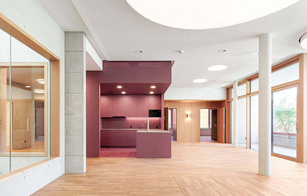 Das Pflegeheim am Lilienweg ist ein moderner Neubau mit klarer, zeitgemässer Architektur. Grosszügige Glasflächen schaffen helle und offene Räume. Hochwertige Materialien wie Eiche furnierte Verglasungen verleihen dem Innenausbau eine warme, wohnliche Atmosphäre. Der hohe Ausbaustandard verbindet Funktionalität mit einem gepflegten, modernen Erscheinungsbild.
Auftragsumfang / Ausgeführte Arbeiten
– Verglasungen EI30 und EI60
– Schreinerarbeiten