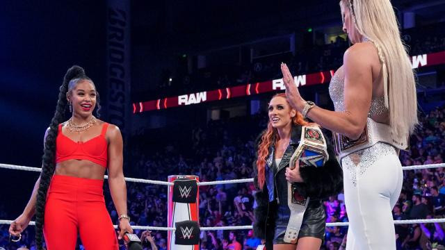 female wrestlers in WWE ring