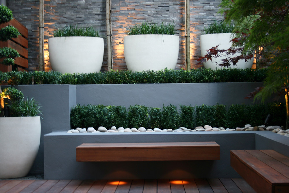Trucos para decorar un jardín pequeño: coloca bancos