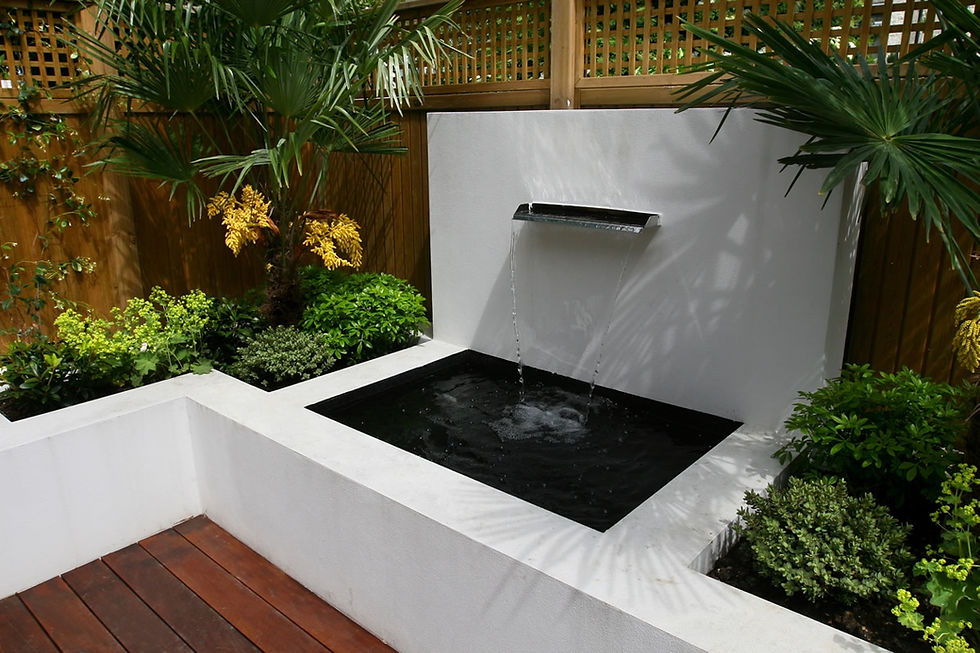 Trucos para decorar un jardín pequeño: una fuente como eje central