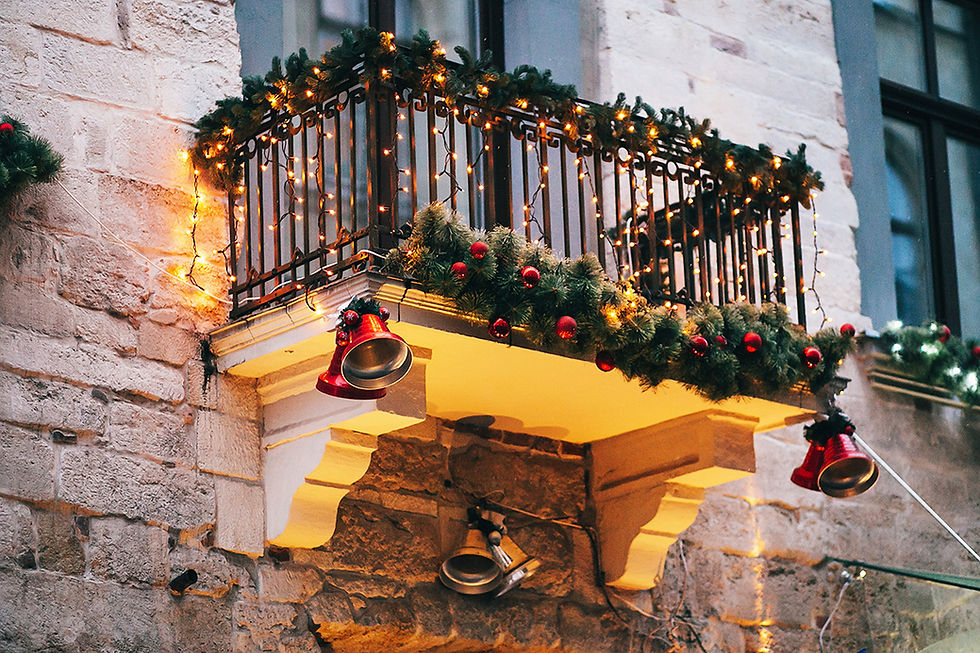 Decorar un jardín en Navidad con campanas