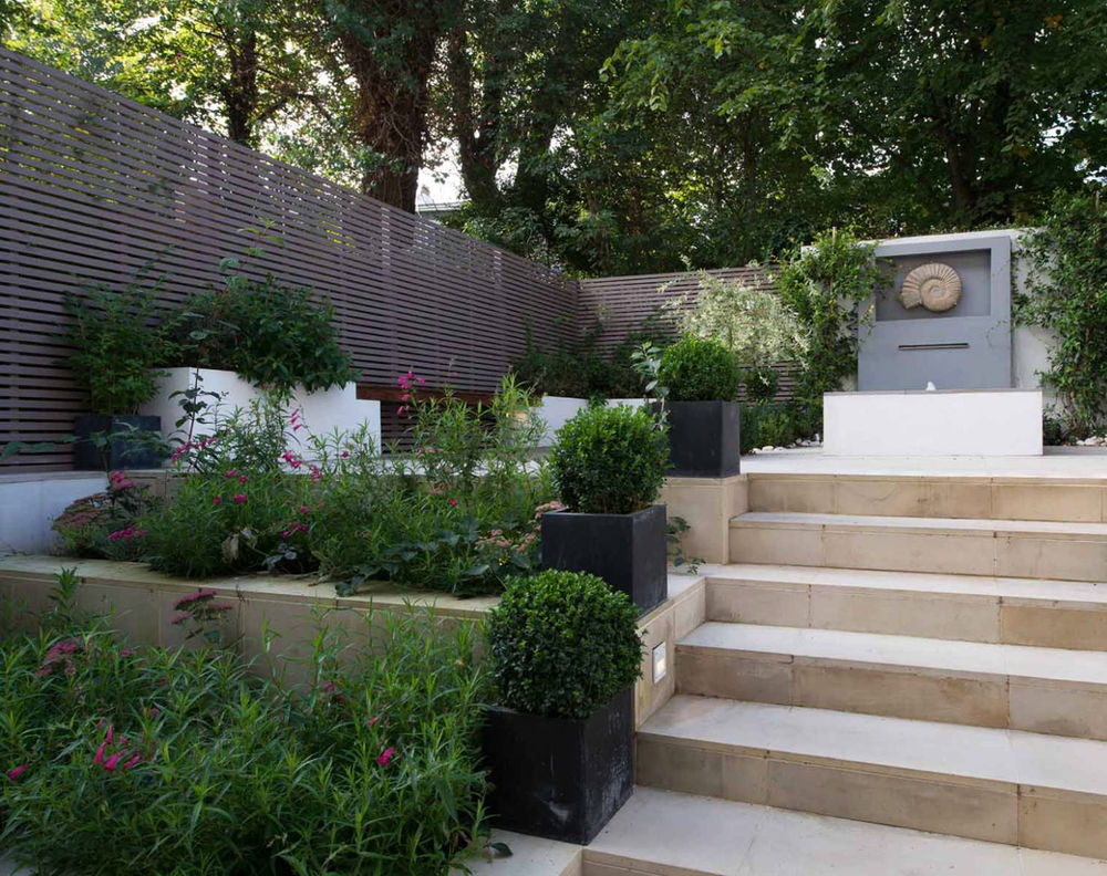 3 trucos infalibles para decorar un jardín en pendiente