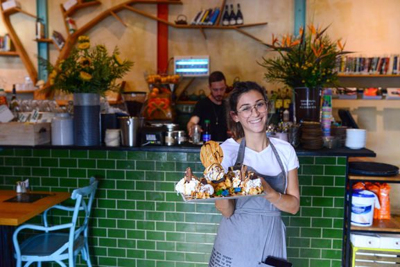 קפה גן סיפור גן בעברית