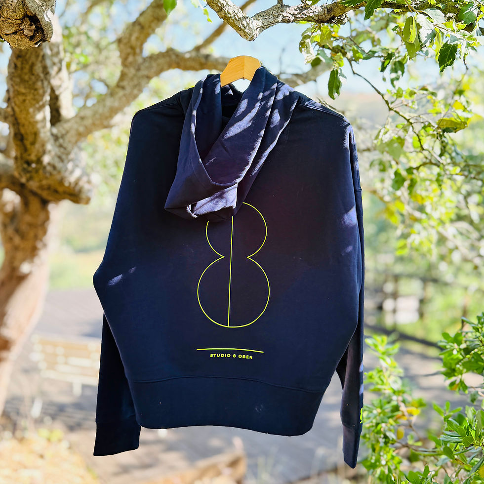 Miniaturbild: Navy Hoodie mit „8“-Print hängt an einer Korkeiche
