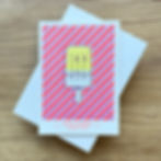 Karte mit Eis in Neon-Gelb, Neon-Rot, Lila und Spruch "Dear summer I miss you"