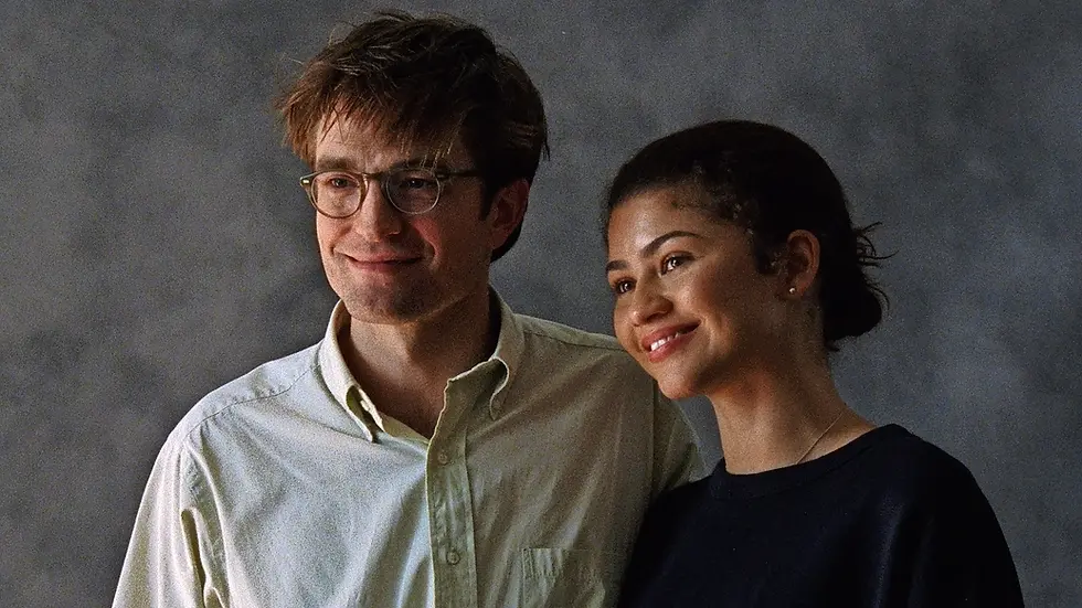 Zendaya and Robert Pattinson stood posing for a photo