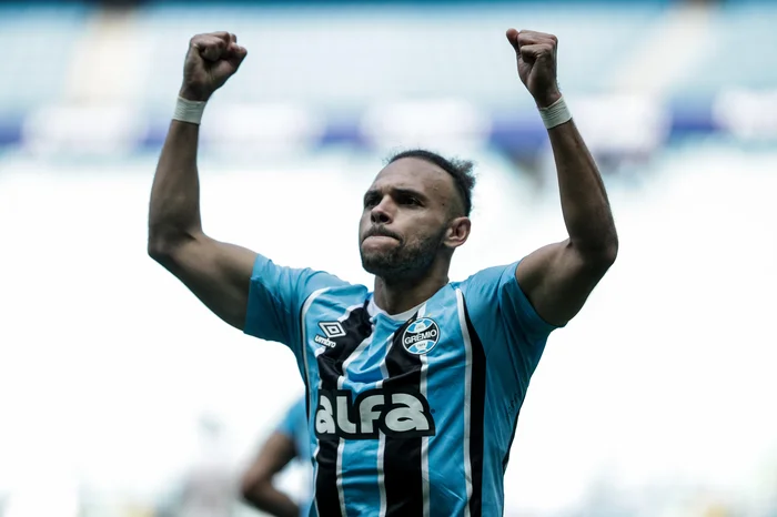 ão importa o peso da camisa e a força política nos bastidores. O seu clube será prejudicado e beneficiado pela fraquíssima arbitragem brasileira ao longo da temporada. O Grêmio, com total razão, reclamou formalmente na CBF esta semana, inclusive com a presença física de sua diretoria no Rio de Janeiro. E na manhã deste domingo, venceu o Bahia por 1x0, com um gol de pênalti inexistente.