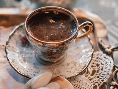 UM CAFÉ E UM ANSIOLÍTICO, PELO AMOR DE DEUS AGORA.