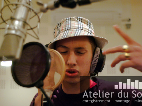 pose de voix au studio de Dijon.jpg