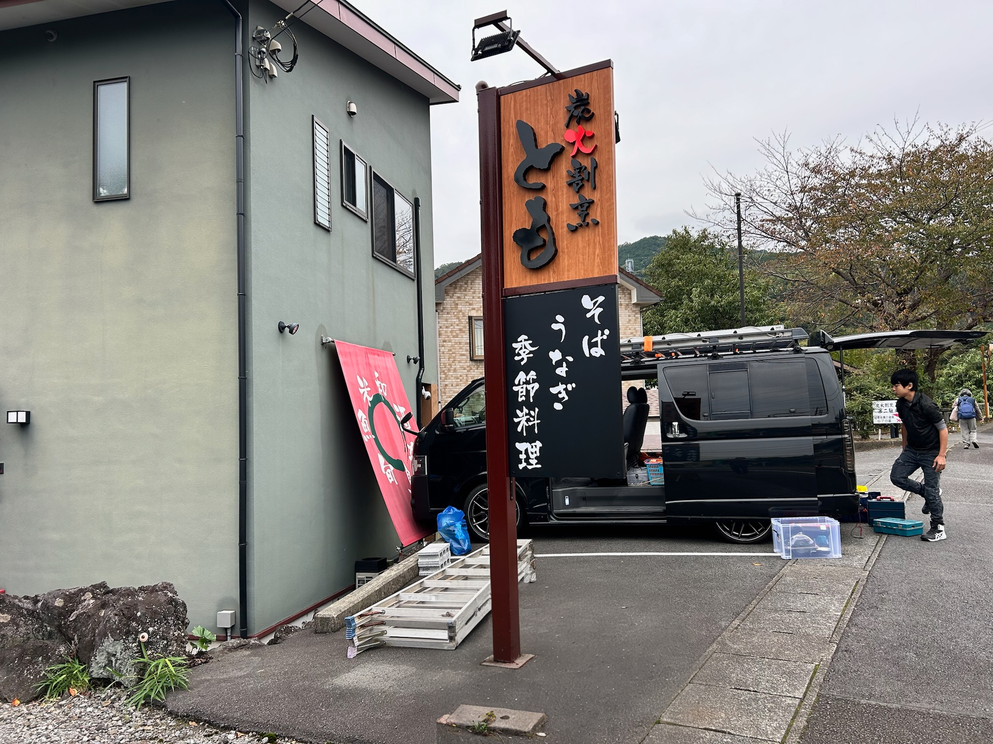事故による看板の修繕工事